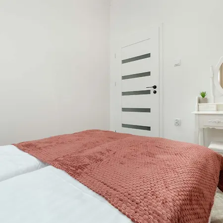 W Sercu Lodzi Piotrkowska Balkon & 2 Sypialnie By Renters Lägenhet *